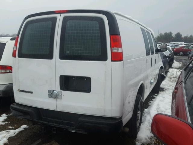 1GCWGAFF4H1103127 - 2017 CHEVROLET EXPRESS G2 WHITE photo 4