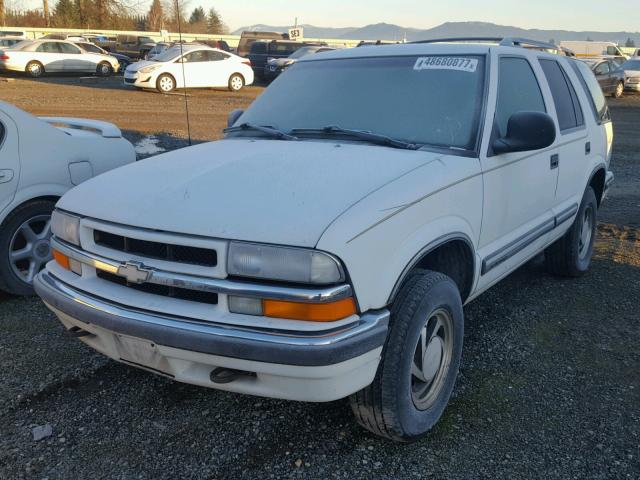 1GNDT13W7W2238270 - 1998 CHEVROLET BLAZER WHITE photo 2