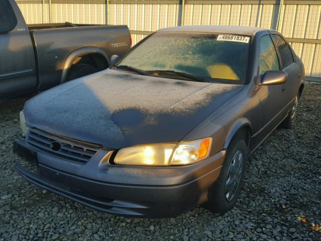 4T1BG22K7XU569635 - 1999 TOYOTA CAMRY CE GRAY photo 2