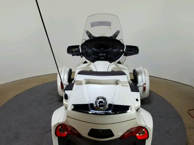 2BXNBBC16DV000829 - 2013 CAN-AM SPYDER ROA WHITE photo 9