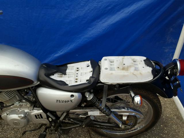 JS1NJ4CA7F2100750 - 2015 SUZUKI TU250 X SILVER photo 9