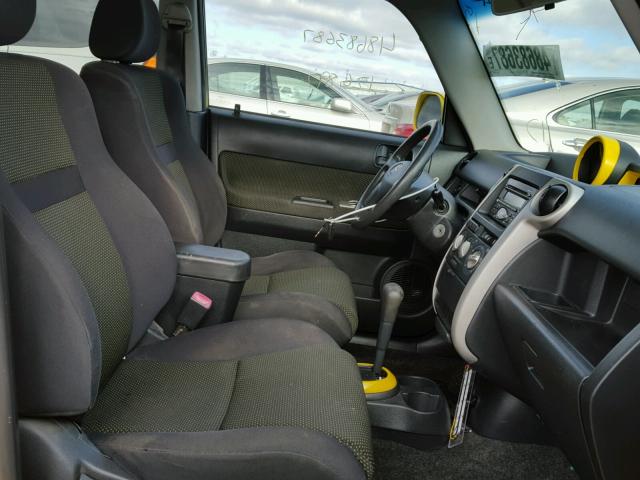 JTLKT324454016692 - 2005 TOYOTA SCION XB YELLOW photo 5