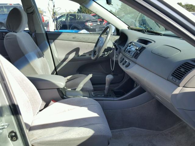 JTDBE32K030234430 - 2003 TOYOTA CAMRY LE Silber Foto 5