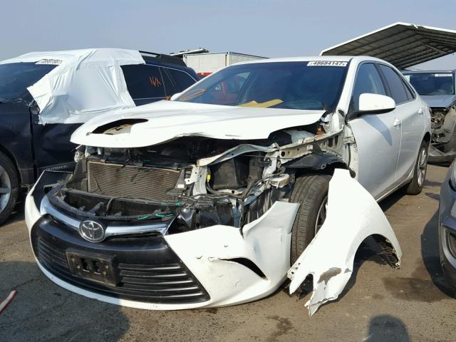 4T4BF1FKXFR481285 - 2015 TOYOTA CAMRY LE WHITE photo 2