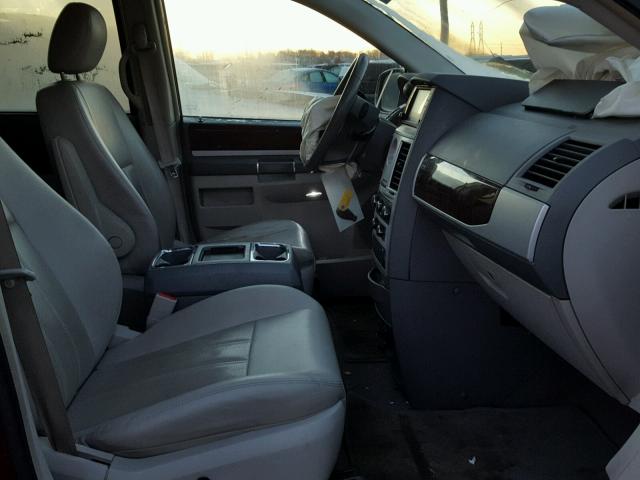 2A8HR54179R635009 - 2009 CHRYSLER TOWN & COU MAROON photo 5