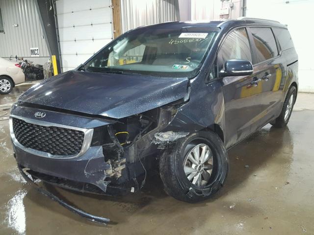 KNDMB5C17F6063034 - 2015 KIA SEDONA LX BLUE photo 2