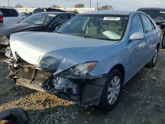 4T1BE30K05U570539 - 2005 TOYOTA CAMRY LE BLUE photo 2