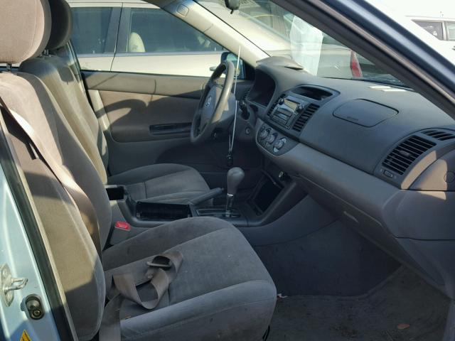 4T1BE30K05U570539 - 2005 TOYOTA CAMRY LE ლურჯი ფოტო 5