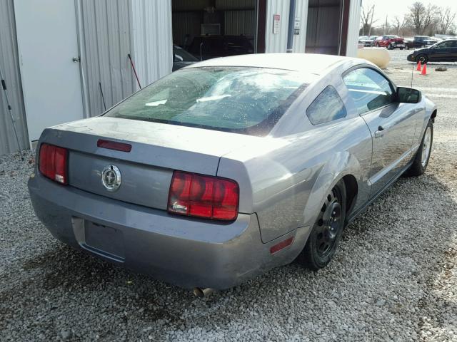 1ZVFT80N775274804 - 2007 FORD MUSTANG GRAY photo 4