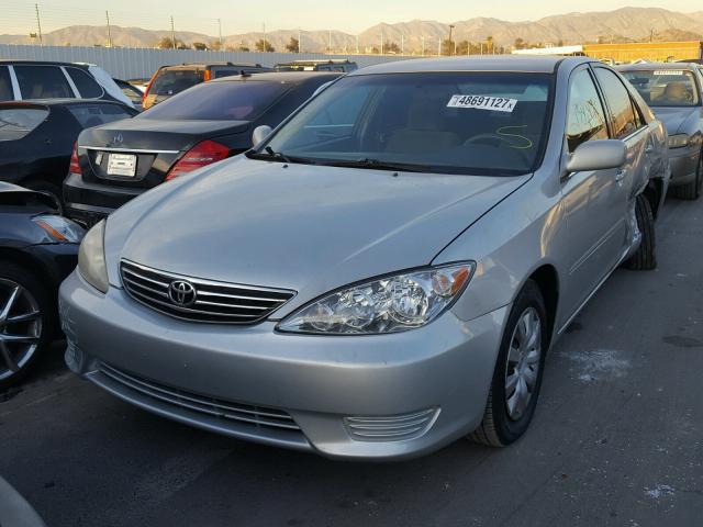 4T1BE32K55U433142 - 2005 TOYOTA CAMRY LE SILVER photo 2