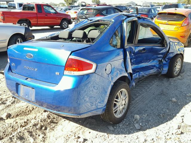 1FAHP3FN3AW236164 - 2010 FORD FOCUS SE BLUE photo 4