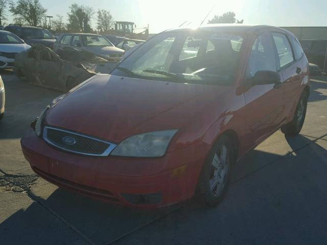 3FAFP37N95R139100 - 2005 FORD FOCUS ZX5 RED photo 2