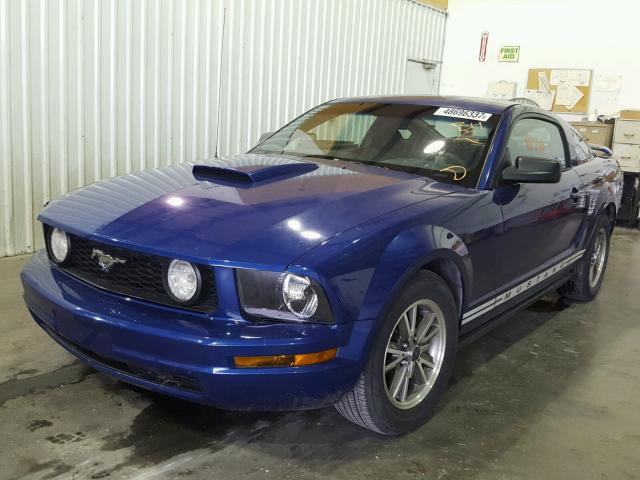 1ZVFT80NX55107818 - 2005 FORD MUSTANG BLUE photo 2