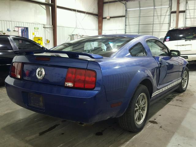 1ZVFT80NX55107818 - 2005 FORD MUSTANG BLUE photo 4