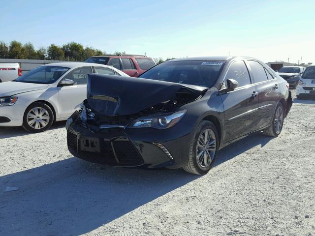 4T1BF1FK9HU433970 - 2017 TOYOTA CAMRY LE შავი ფოტო 2