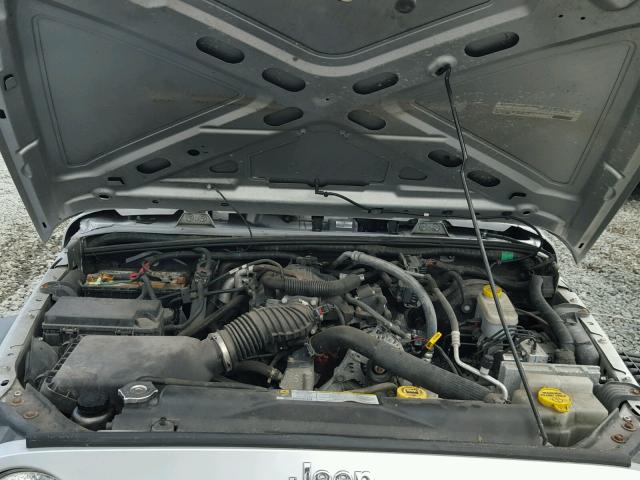 1J4BA3H17BL507770 - 2011 JEEP WRANGLER U SILVER photo 7