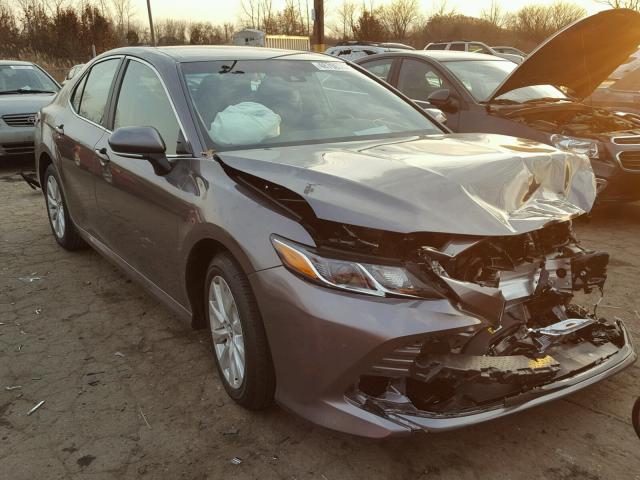 4T1B11HK4JU511332 - 2018 TOYOTA CAMRY L GRAY photo 1