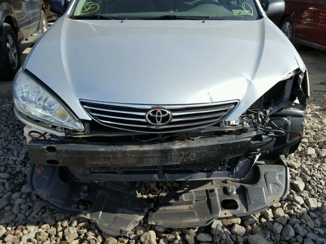 4T1BE32K25U632228 - 2005 TOYOTA CAMRY LE ვერცხლისფერი ფოტო 9