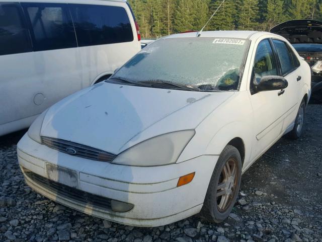 1FAFP3434YW414022 - 2000 FORD FOCUS SE WHITE photo 2