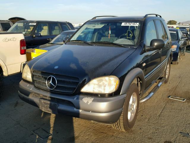 4JGAB54E3XA089905 - 1999 MERCEDES-BENZ ML 320 BLACK photo 2