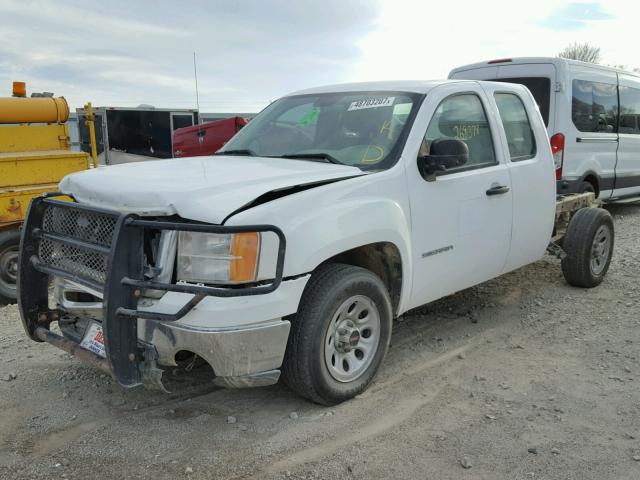 1GTR1TE06BZ361066 - 2011 GMC SIERRA C15 WHITE photo 2