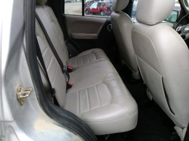 1J4GL38K74W296449 - 2004 JEEP LIBERTY RE SILVER photo 6