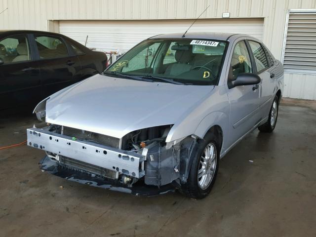 1FAFP34N95W223953 - 2005 FORD FOCUS ZX4 GRAY photo 2