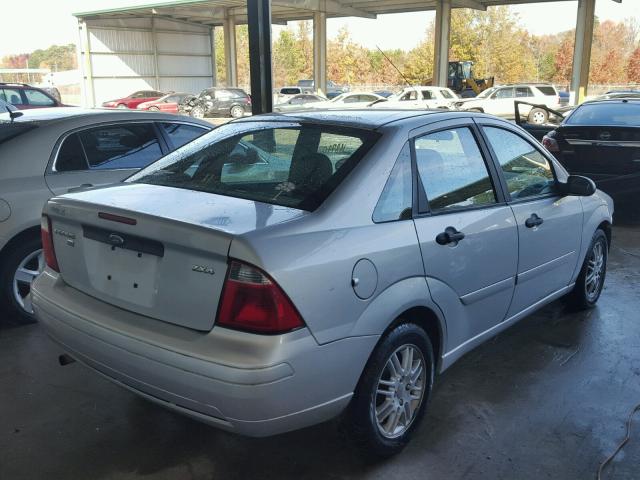 1FAFP34N95W223953 - 2005 FORD FOCUS ZX4 GRAY photo 4