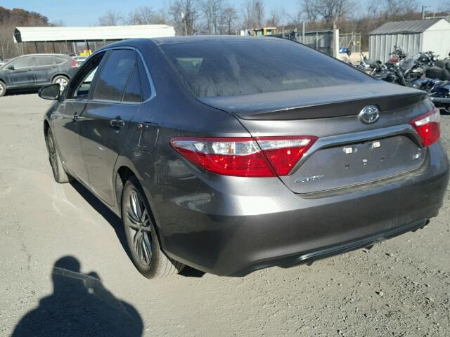 4T1BF1FK6GU250802 - 2016 TOYOTA CAMRY LE 灰色 照片 3