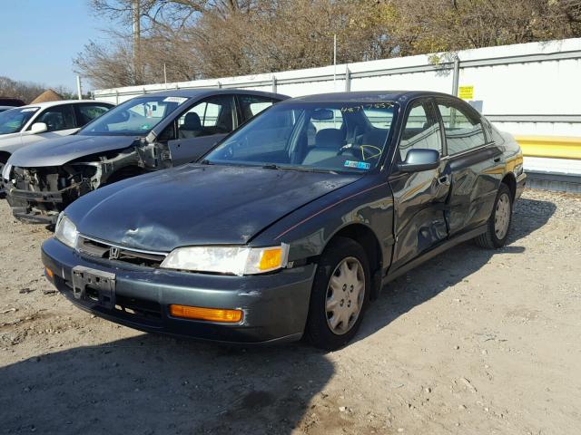 1HGCD563XVA262286 - 1997 HONDA ACCORD LX GREEN photo 2