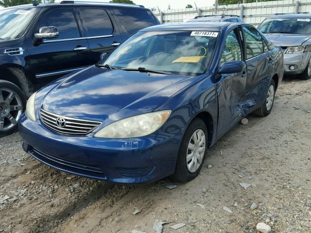 4T1BE32K75U080614 - 2005 TOYOTA CAMRY LE BLUE photo 2