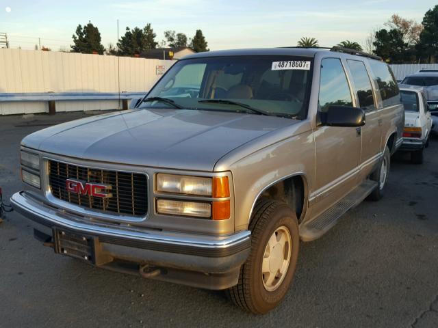 3GKFK16R8XG550931 - 1999 GMC SUBURBAN K GOLD photo 2