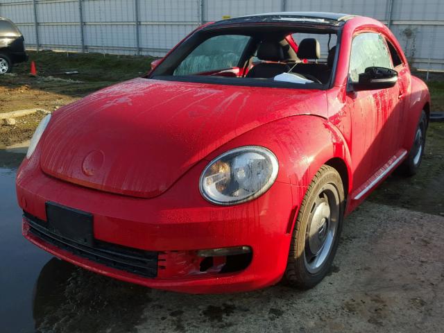 3VWJX7AT1DM625587 - 2013 VOLKSWAGEN BEETLE RED photo 2