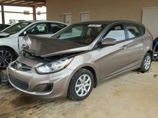 KMHCT5AE9DU135676 - 2013 HYUNDAI ACCENT GLS GOLD photo 2