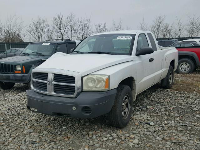 1D7HE22K15S345490 - 2005 DODGE DAKOTA ST WHITE photo 2