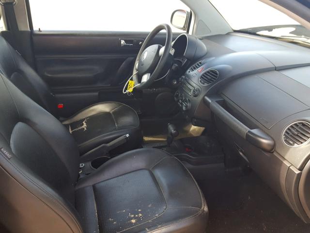 3VWPG3AGXAM013521 - 2010 VOLKSWAGEN NEW BEETLE 黑色 照片 5