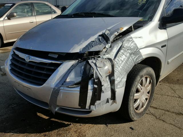 2A4GP54L27R278582 - 2007 CHRYSLER TOWN & COU SILVER photo 9