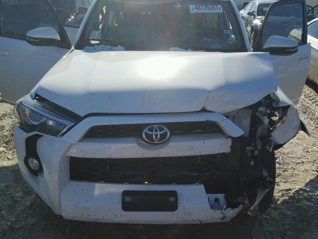 JTEBU5JR9H5421815 - 2017 TOYOTA 4RUNNER SR WHITE photo 7