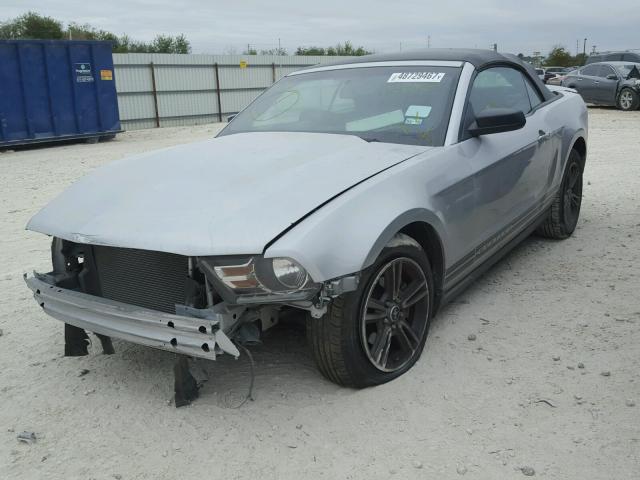 1ZVBP8EN2A5121878 - 2010 FORD MUSTANG SILVER photo 2