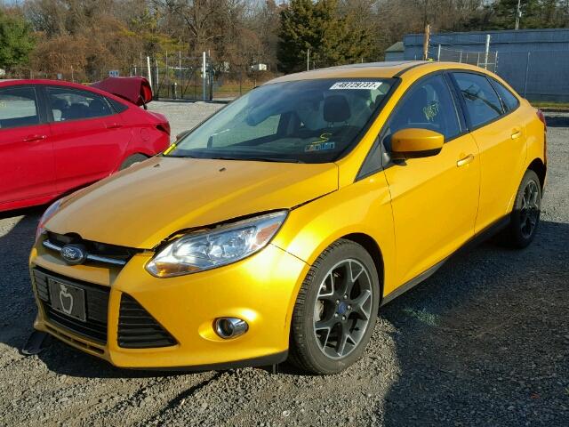 1FAHP3F29CL345917 - 2012 FORD FOCUS SE YELLOW photo 2