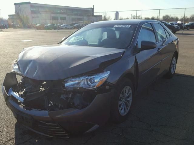 4T4BF1FK1GR583060 - 2016 TOYOTA CAMRY LE ნაცრისფერი ფოტო 2