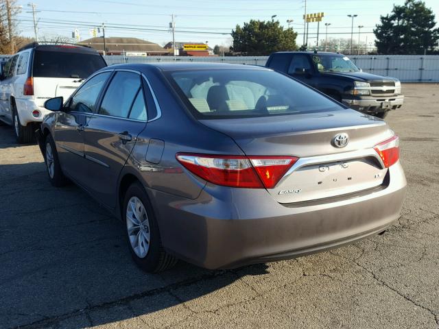 4T4BF1FK1GR583060 - 2016 TOYOTA CAMRY LE ნაცრისფერი ფოტო 3