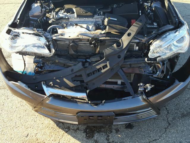 4T4BF1FK1GR583060 - 2016 TOYOTA CAMRY LE ნაცრისფერი ფოტო 9