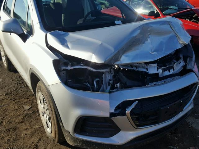 KL7CJKSB5HB058218 - 2017 CHEVROLET TRAX LS SILVER photo 9