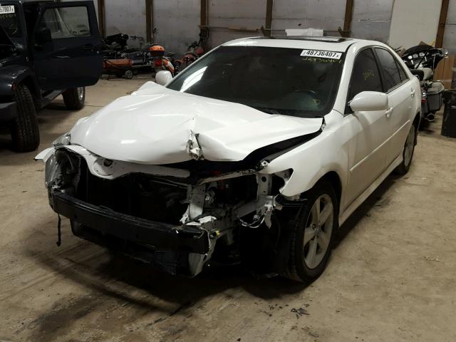 4T1BK3EK2BU618331 - 2011 TOYOTA CAMRY SE WHITE photo 2