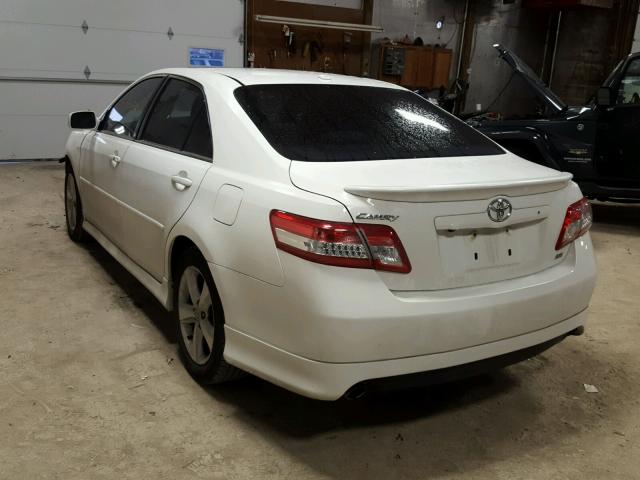 4T1BK3EK2BU618331 - 2011 TOYOTA CAMRY SE WHITE photo 3