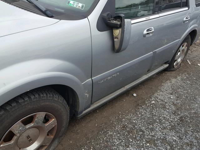 5LMFU28596LJ08370 - 2006 LINCOLN NAVIGATOR Srebrny zdjęcie 9
