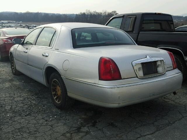 1LNHM82W4YY827581 - 2000 LINCOLN TOWN CAR S SILVER photo 3