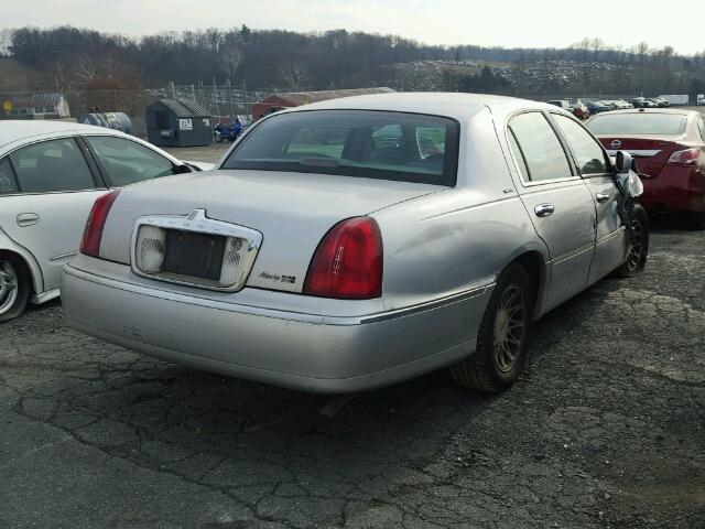 1LNHM82W4YY827581 - 2000 LINCOLN TOWN CAR S SILVER photo 4