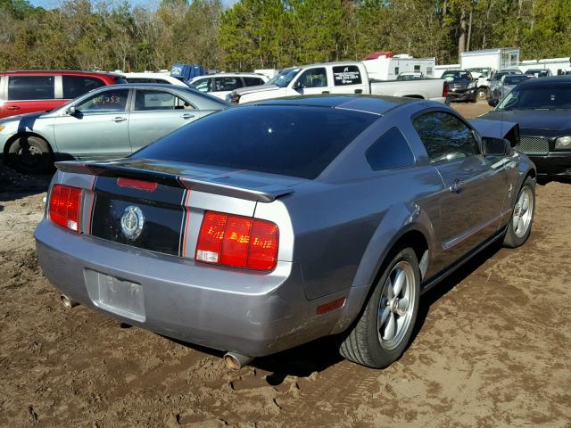 1ZVFT80N075356602 - 2007 FORD MUSTANG SILVER photo 4